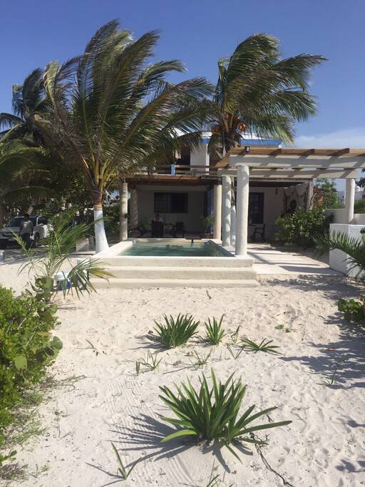 Frente de la casa, vista desde la playa