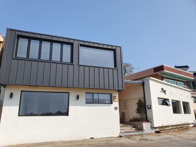 Entire home with Studio bedrooms in Gyeongju - 항구뷰 통창이 매력있는
깔끔한 방(무료주차)