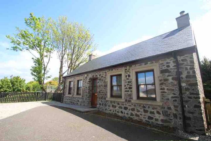 New  2 bedroom cottage, private garden, parking.