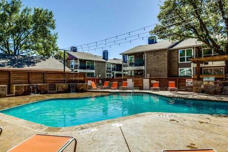 Stylish unit near AT&T Stadium & Six Flags
