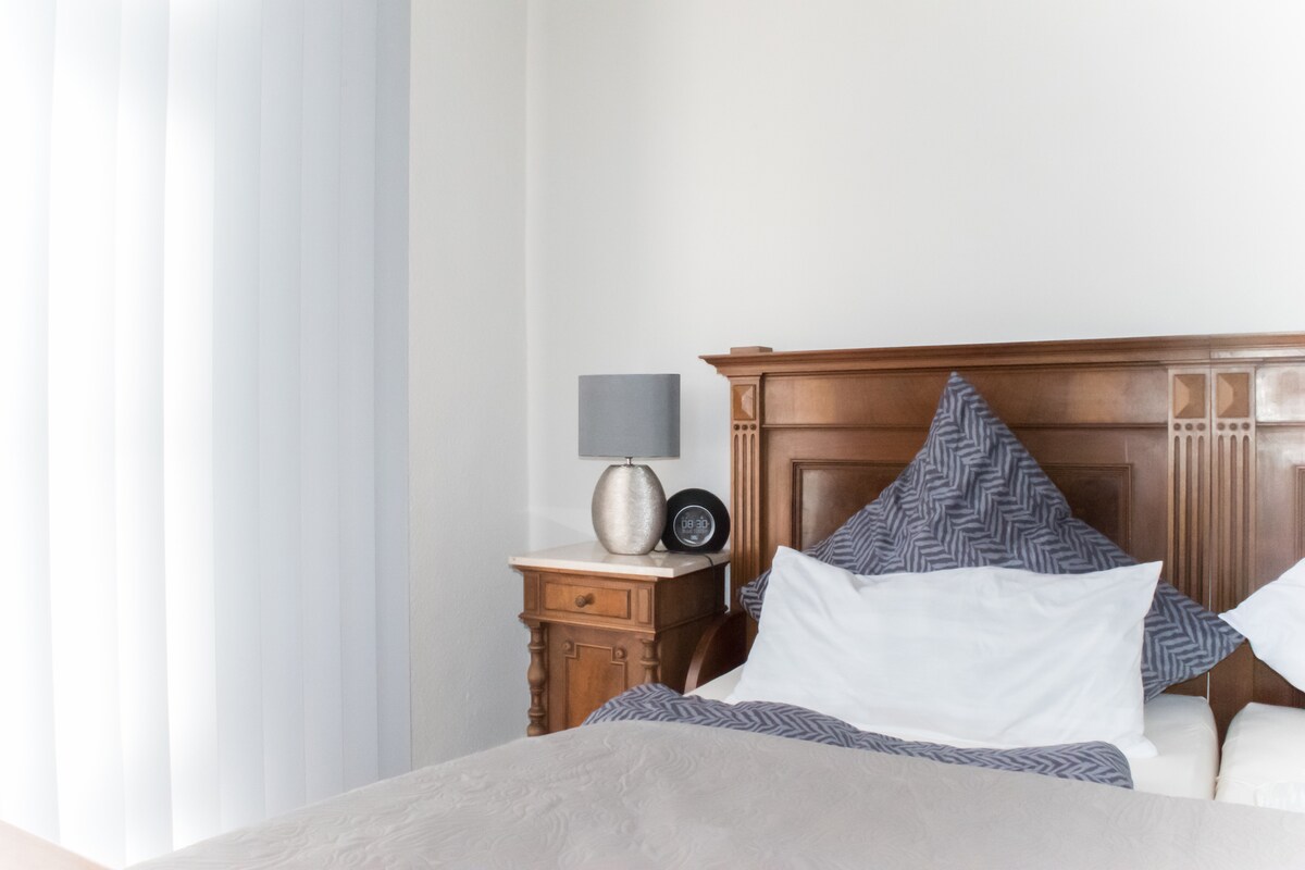 Ausgestattet ist das 2. Schlafzimmer mit einem Doppelbett, 2 Nachttischen, Nachtischlampen und einem Wecker. Einen großen Kleiderschrank findet man im Durchgangszimmer direkt nebenan. 