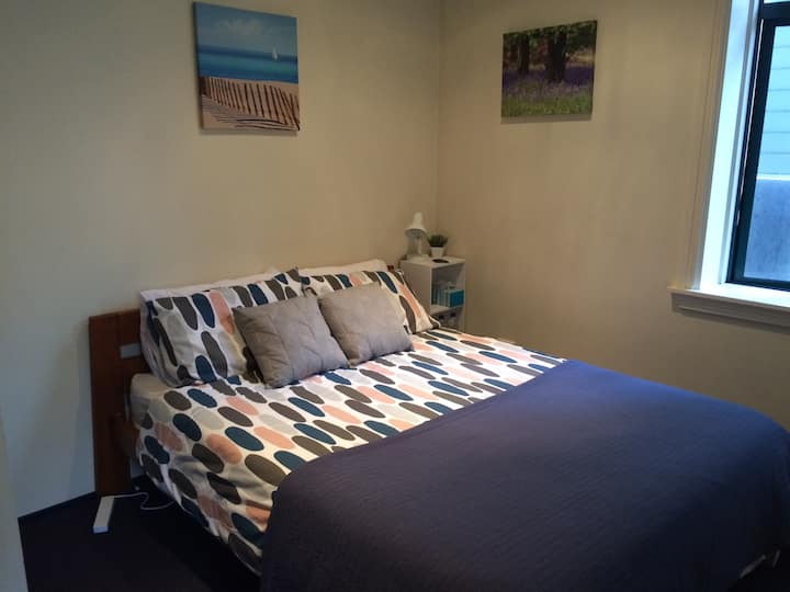 El segundo dormitorio tiene una cama queen, armario, ventanas