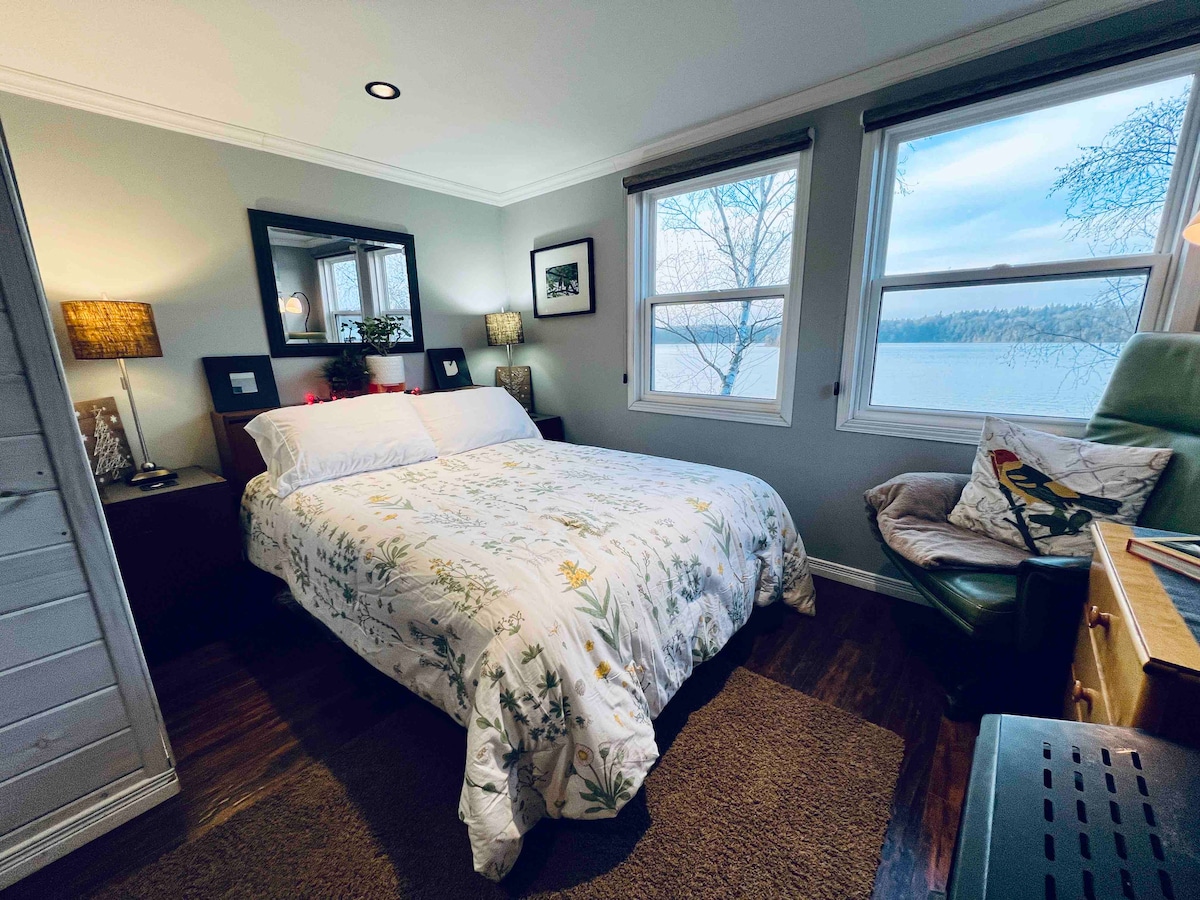 Cabin 14 The Trembling Aspen Tiny houses for Rent in Cloyne, Ontario