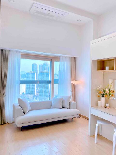 • Jenny room • # Lotte Tower, Lotte World, Seokchon Lake View