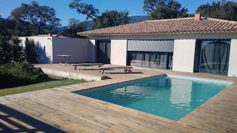 VILLA MODERNE AVEC PISCINE CHAUFFEE.