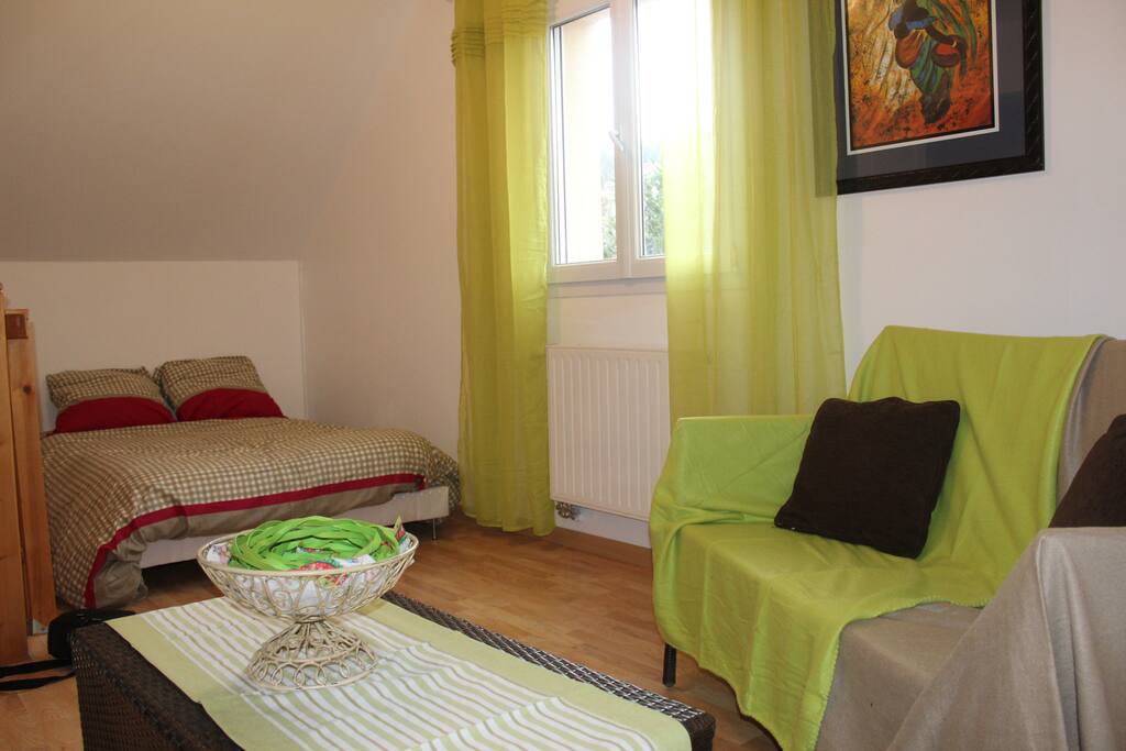 une chambre avec un petit salon télé très agréable