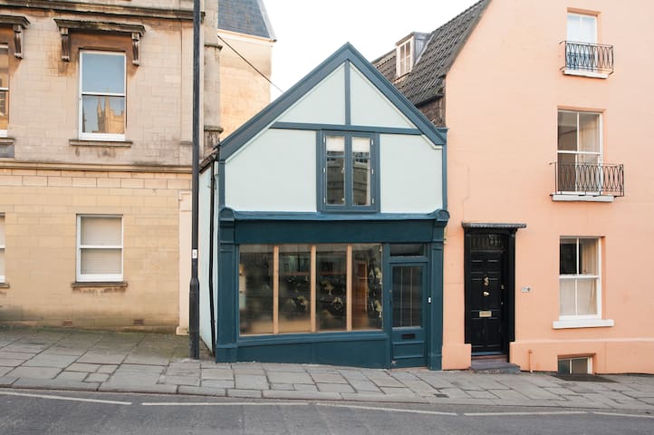 Unique 1 bed Grade II listed house