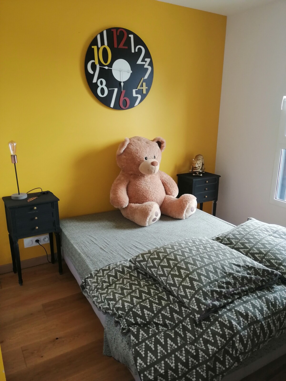 楼上房间配有双人床和更衣室 