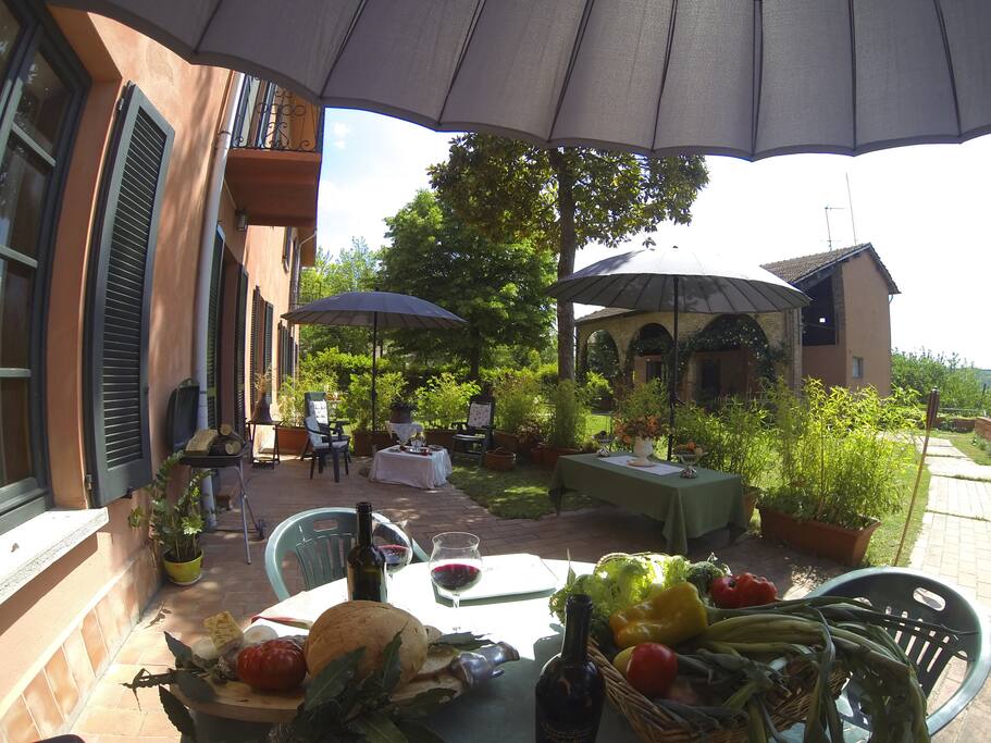 Il tavolo da pranzo. The dining table