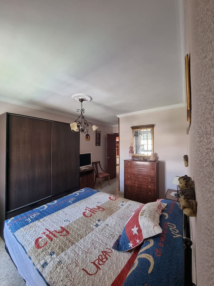 Dormitorio principal con cama de matrimonio 150x190cm