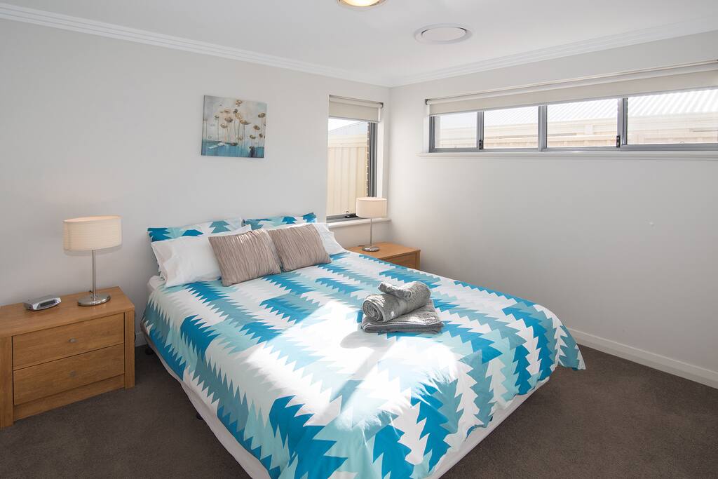 Bedroom 2 - Queen bed