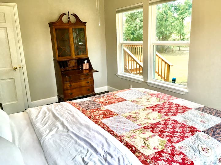 标准双人床卧室