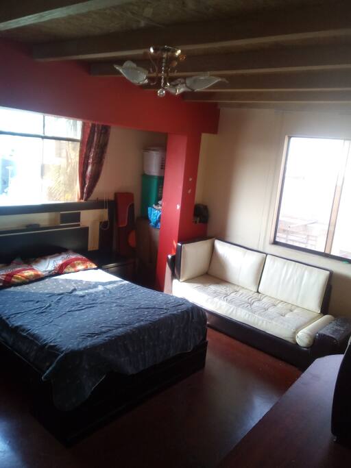 Cuenta con una cama de dos plazas un televisor con cable, espacio amplio en la habitación y dos ventanas que dejan entrar el brillo solar