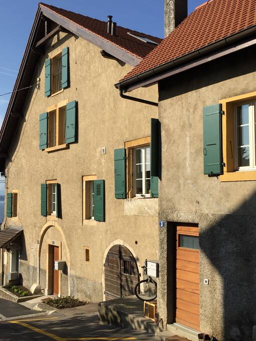 Façade la maison agée de 350 ans