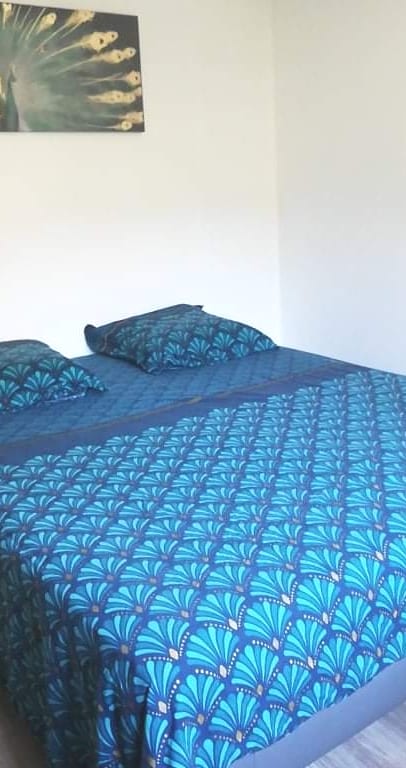 Dormitorio con aire acondicionado y cama de 160 x 200.