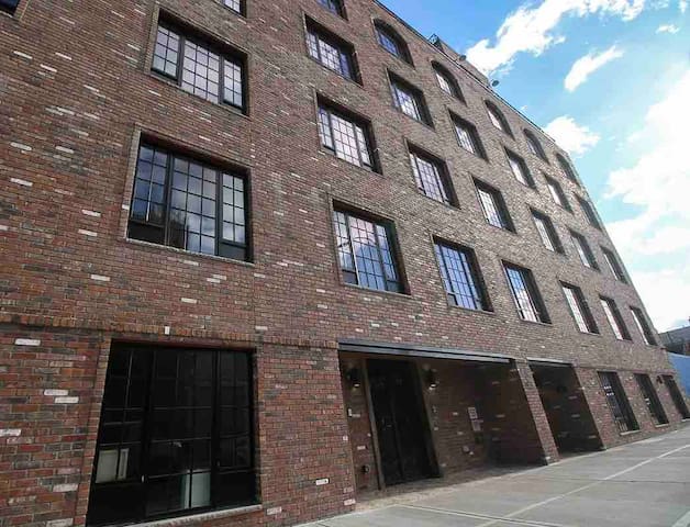 Modern Apartment in Vibrant Brooklyn gallery image 4