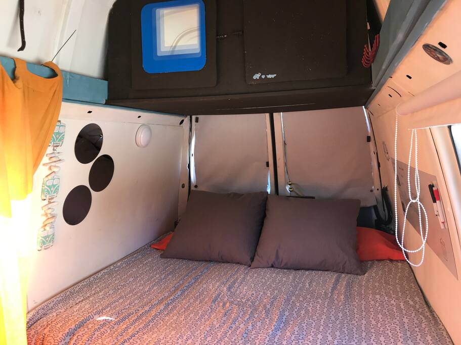 Cama con capacidad para tres personas