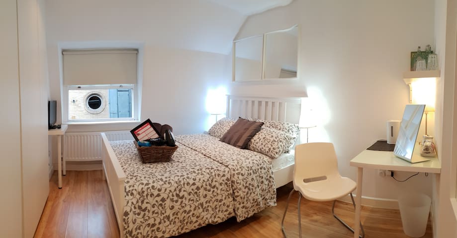 Piccadilly Circus 4.3 Cute Double Room