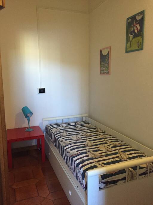Stanzetta separata con letto singolo.