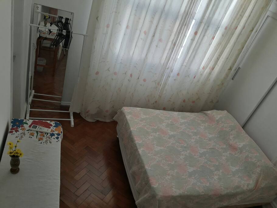 Suíte com ar condicionado.
O banheiro para uso exclusivo dos hóspedes.