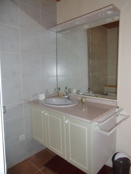 Salle d'eau avec cabine de douche
