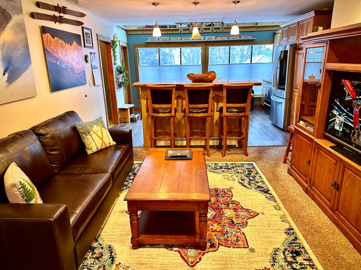 Uživajte u toplom sjaju i ambijentu Case Dia! Uređeno planinskim i skijaškim ukrasima te originalnim umjetničkim djelima i fotografijama. U dnevnom boravku nalazi se novi kauč na razvlačenje s madracem od memorijske pjene za dodatni prostor za spavanje.