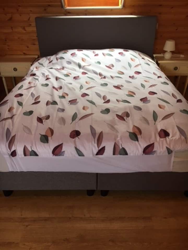 2 x 2 persona në katin e parë të dhomës së gjumit