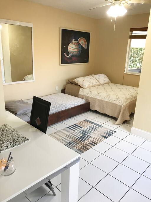 Cute private bedroom and kitchen available in great South Miami
1 Bed Full size, 1 Bed for children