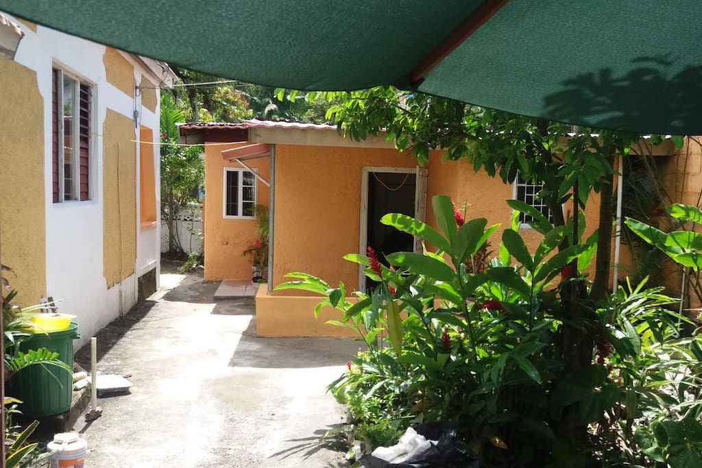 Cozy, deluxe one-bedroom cottage