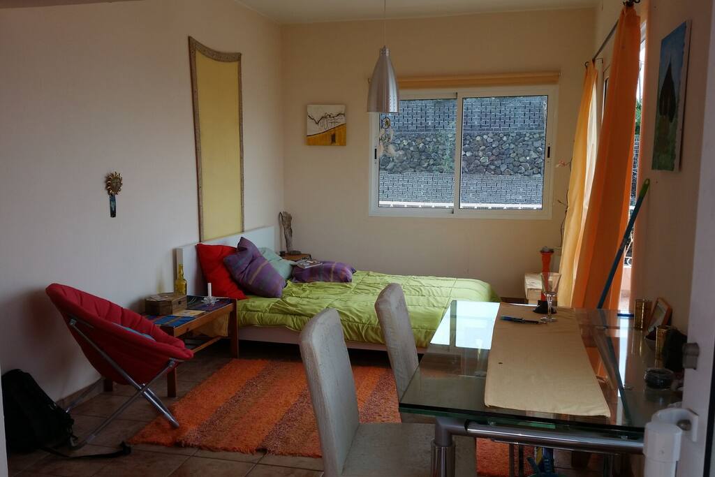 Saloon mit Doppelbett und schönem Meerblick