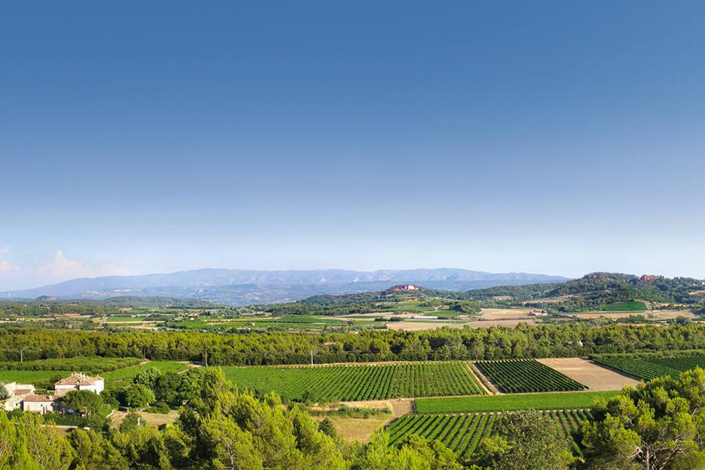 Situé au coeur de la plaine du Luberon face au village de Roussillon.