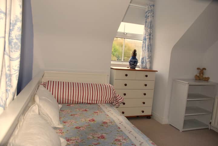 חדר שינה שני עם חדר רחצה צמוד וג'קוזי