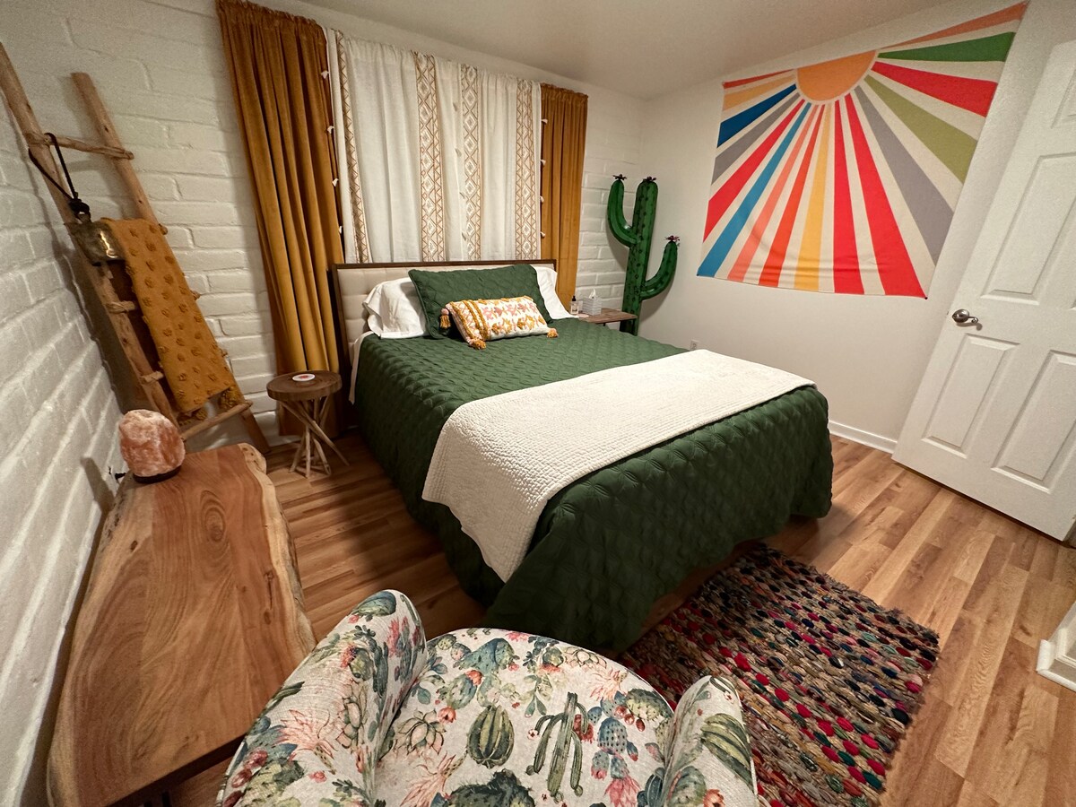 Cactus del Sol iliyoundwa kwa ajili ya malkia. Furahia godoro la malkia lililo na mto wa ukubwa wa gel uliojaa gel. Vifuniko vya dirisha huweka taa ili upumzike kwa uzuri wako. 