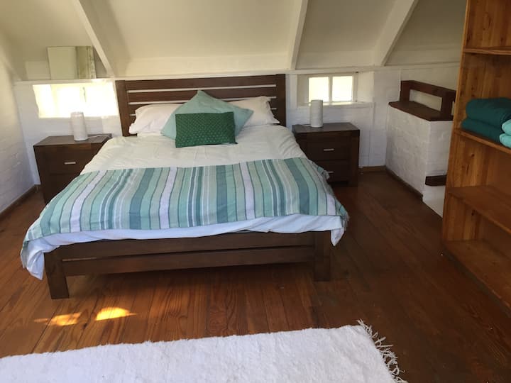 سرير رئيسي في الطابق العلوي - ملكة