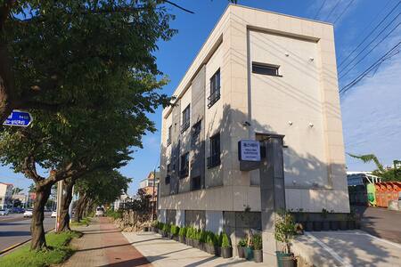 (할인중) YCA 공항근처/ 가성비 최고/ 개인실/ 개별욕실/ 주방/ 세탁건조기/ 주차공간