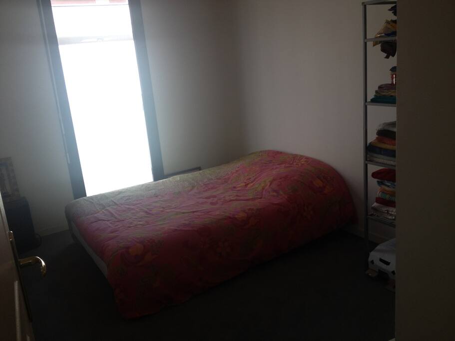 Chambre double avec armoire