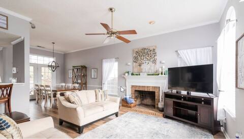 Quiet Neighborhood/Pet Friendly/Park/Pool/Trails