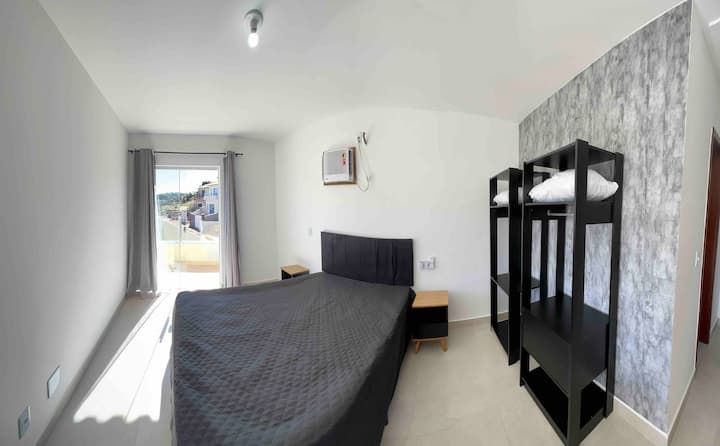 Chumba cha 2 cha kulala kilicho na chumba cha kulala na kiyoyozi /ghorofa 2 ya nyumba / yenye roshani  