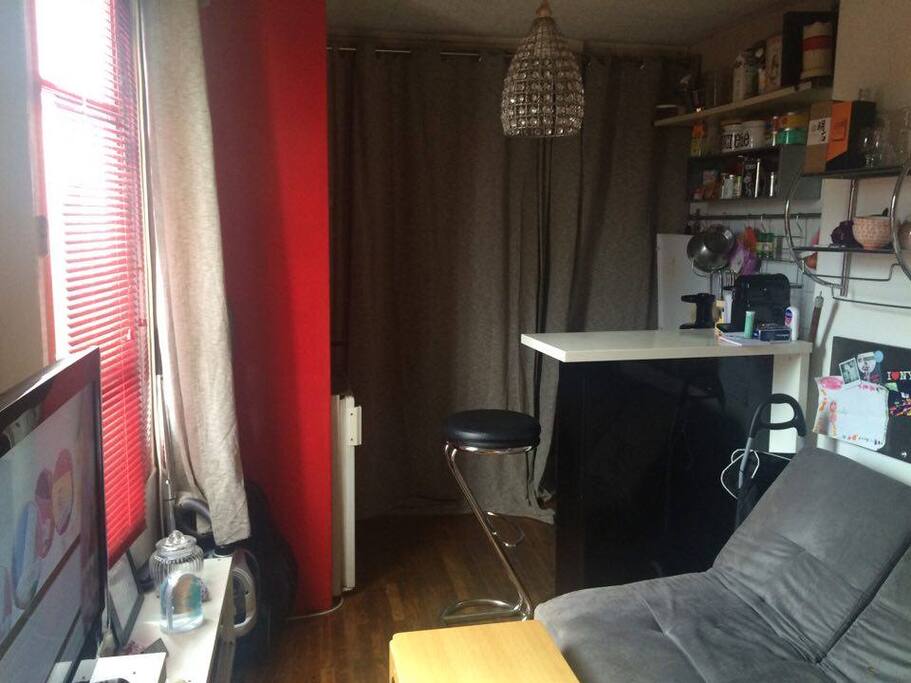 Derrière le rideau, la porte d'entrée (blindée) de l'appartement