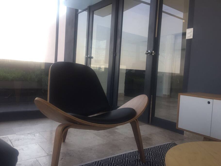 Silla de diseñador en el salón del roof garden