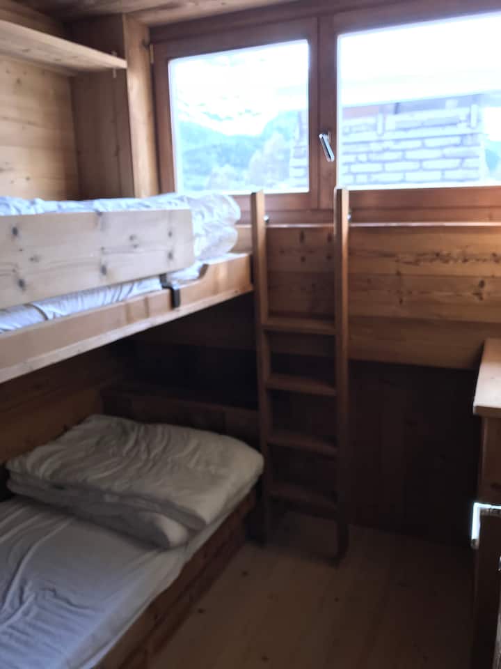 غرفة النوم رقم 4 (سريران مفردان)