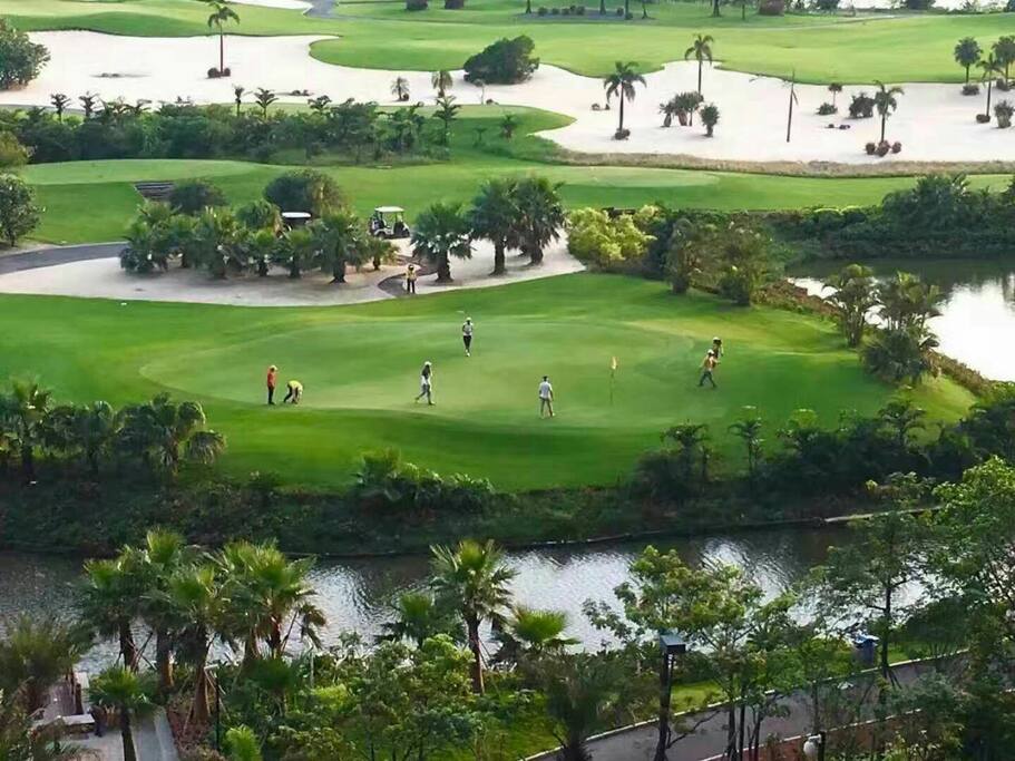 楼下标准18洞高尔夫球场(Standard golf court with 18 holes)