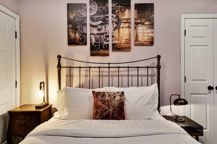 ห้องนอนแรกพร้อมเตียงควีนไซส์ใหม่ผ้าปูที่นอนสะอาด 