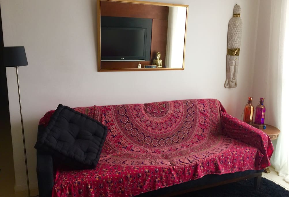 Sala com confortável acomodação para ver TV