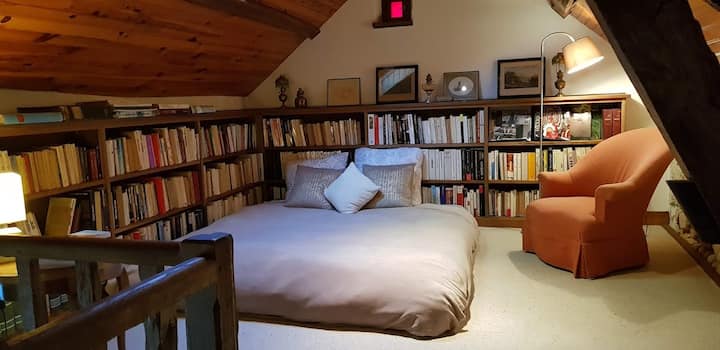 בקומת הקרקע עם ספרייה. 
המזרן הכפול, הצורה של חדר שינה חמישי. 