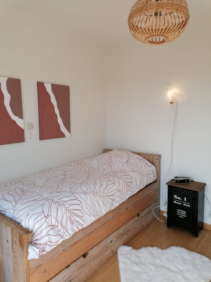 2. spálňa s lešením dreva pre 1 osobu, rozkladacia zásuvka pre 1 osobu 