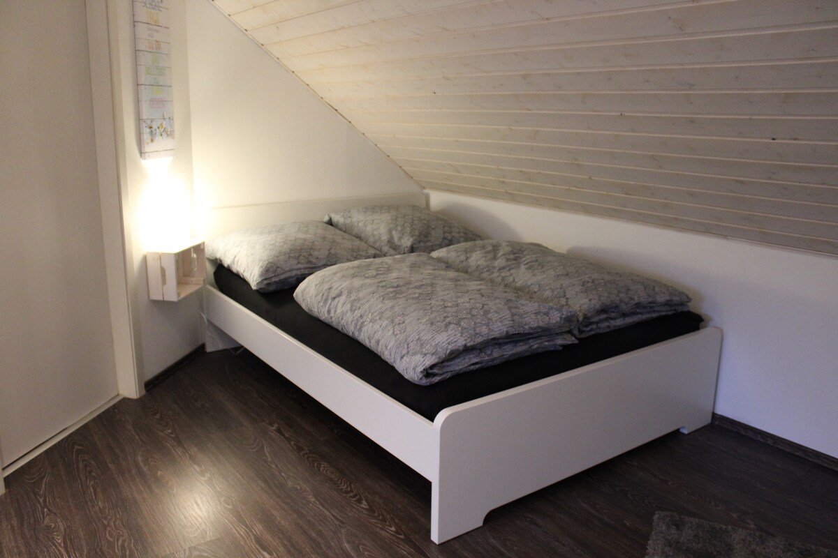 غرفة نوم وغرفة معيشة