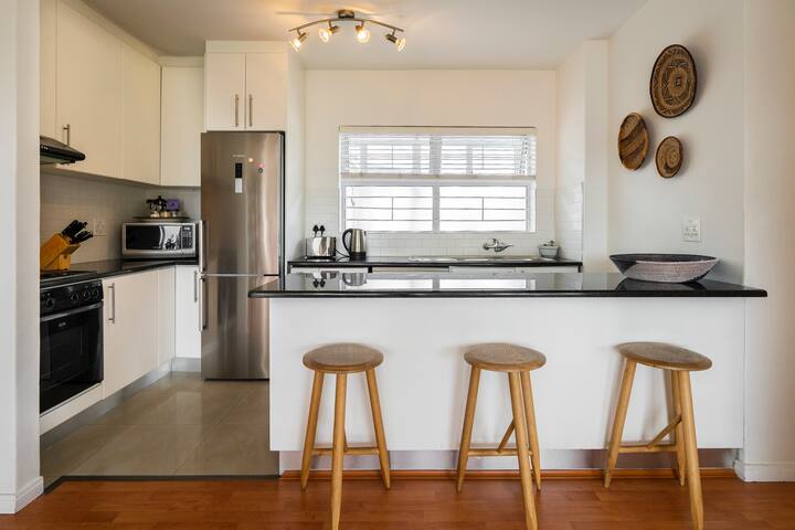 Chic Vibey Kloof Street Apt City Mountain View gallery image 4