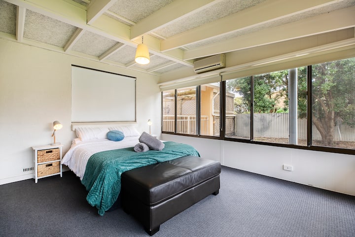 4. spavaća soba: bračni krevet (širine 150 - 179 cm) s pogledom na vrt. Opremljen je klima-uređajem podijeljenog sustava i roletnama na svim prozorima kako bi se osigurala odgovarajuća kontrola tame i temperature. U ovoj prostoriji ima dovoljno prostora za dodavanje jednog madraca ili dječjeg krevetića ako je potrebno. 