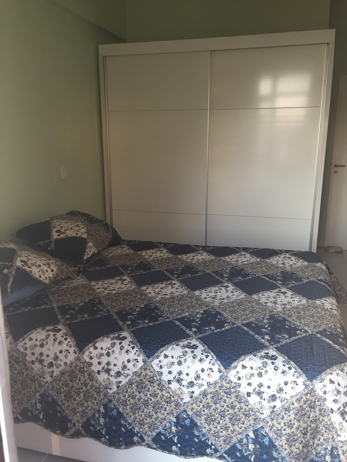 חדר שינה כפול (צמוד), מיטת קווין סייז וארון.